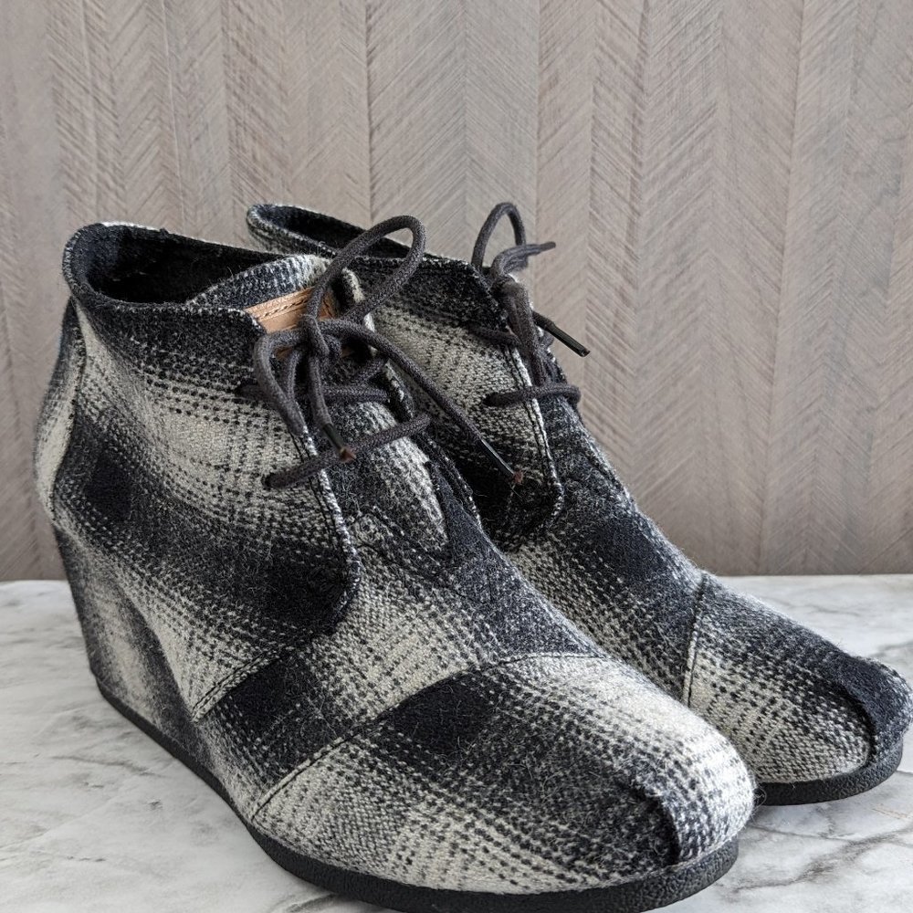 TOMS Desert Black White Plaid Fabric Wedge Ankle Booties Shoe Womens Size 8